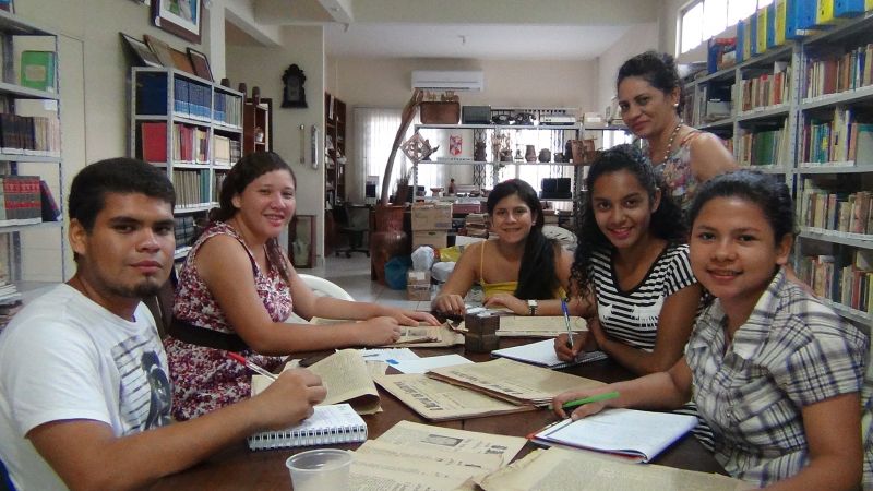 Professora Cláudia Laurido Figueira com alunos do Colégio Álvaro Adolfo da Silveira